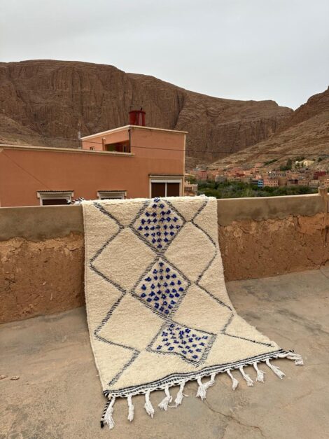 Elegant Handwoven Moroccan Wool Rug – 150 × 100 cm