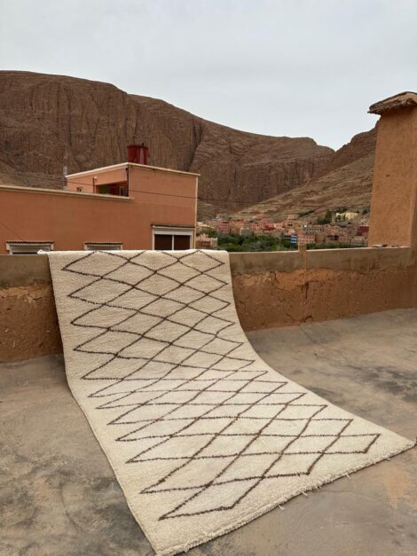 Grand Beni Ouarain Rug 200 × 150 cm – Handwoven Moroccan Wool Carpet