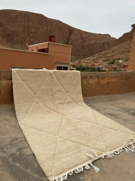 Grand Beni Ouarain Rug 250x150 cm – Handwoven Moroccan Wool Carpet